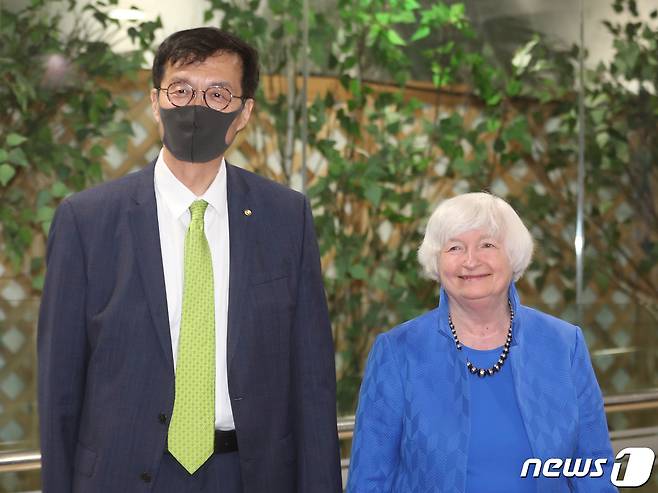 이창용 한국은행 총재가 19일 서울 중구 한국은행 삼성본관에서 재닛 옐런 미국 재무부 장관을 영접하고 있다. 이날 이 총재는 옐런 재무장관과 양국 금융시장 동향을 공유하고 공조 방안을 논의한다. 2022.7.19/뉴스1 © News1 이성철 기자