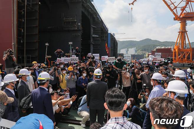 이상민 행정안전부 장관이 19일 경남 거제 대우조선해양 옥포조선소 점거 농성 현장을 방문하고 있다. 민주노총 금속노조 하청지회의 경남 거제 대우조선해양 옥포조선소 1독(dock·배를 만드는 작업장) 불법 점거 사태는 이날로 49일째 이어지고 있다. (공동취재) 2022.7.19/뉴스1 © News1 김영훈 기자