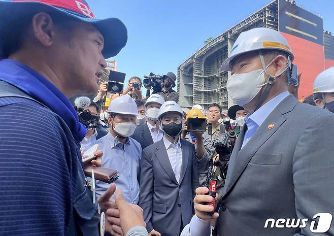 이상민 행정안전부 장관이 19일 경남 거제 대우조선해양 옥포조선소를 현장방문, 노조와 대화를 나누고 하고 있다. 민주노총 금속노조 하청지회의 경남 거제 대우조선해양 옥포조선소 1독(dock·배를 만드는 작업장) 불법 점거 사태는 이날로 49일째 이어지고 있다..(공동취재) 2022.7.19/뉴스1 © News1 김영훈 기자