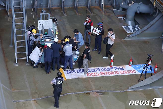 이상민 행정안전부 장관과 이정식 고용노동부 장관 등이 19일 경남 거제 거제·통영·고성 조선하청지회 조합원 점거 농성 중인 대우조선해양 1도크를 찾아 유최안 대우조선 하청지회 부지부장과 대화를 나누고 있다. (공동취재) 2022.7.19/뉴스1 © News1 김영훈 기자