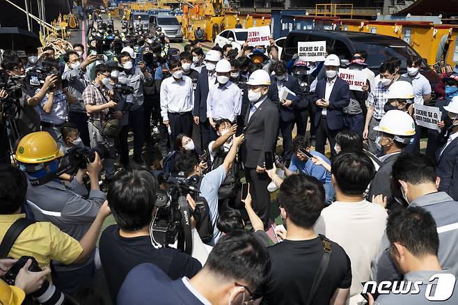 이상민 행정안전부 장관이 19일 경남 거제 거제·통영·고성 조선하청지회 조합원 점거 농성 중인 대우조선해양 1도크 방문에 앞서 취재진들과 인터뷰를 하고 있다.(공동취재) 2022.7.19/뉴스1 © News1 김영훈 기자