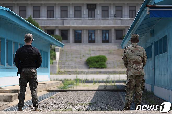 19일 판문점에서 주한미군과 한국군이 근무를 서고 있다. 2022.7.19/뉴스1 © News1 사진공동취재단