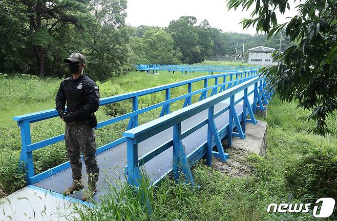 19일 판문점 도보다리 앞에서 군 장병이 경계근무를 서고 있다. 2022.7.19/뉴스1 © News1 사진공동취재단