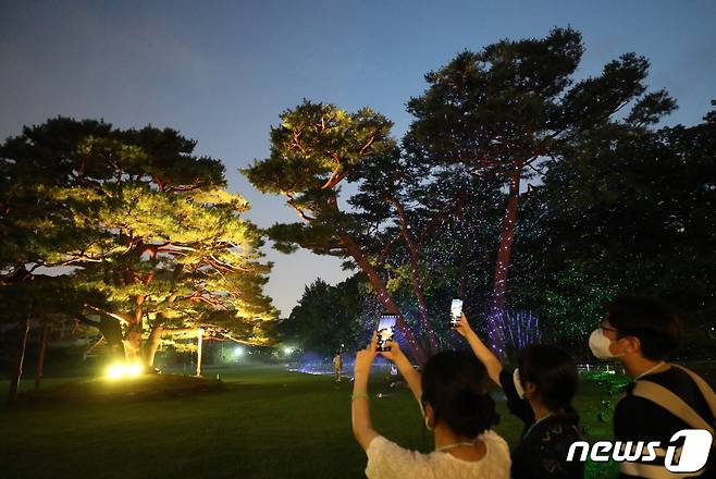 19일 밤 서울 종로구 청와대에서 열린 '청와대, 한여름 밤의 산책' 언론공개 행사에서 참석자들이 첼로 가야금 퓨전공연을 관람하고 있다. 2022.7.19/뉴스1 © News1 송원영 기자