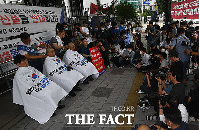 '경찰국 신설' 등을 핵심으로 한 행정안전부 경찰 제도개선안의 여파가 경찰 내부 갈등으로 비화할 조짐이다. 경찰청이 사실상 '수용' 입장을 밝혔으나, 일선 경찰들은 집단행동을 논의하는 등 여전히 불만을 표출하고 있기 때문이다./이동률 기자