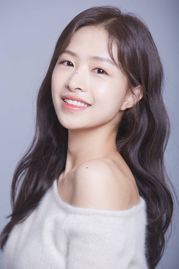 에이프릴 출신 김채원이 장군엔터테인먼트와 전속계약을 체결했다. /장군엔터테인먼트 제공