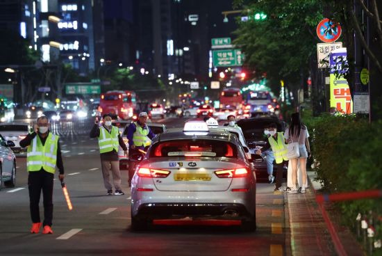 강남역 인근 임시승차대에서 택시 승차지원단이 심야시간 택시 승차난 해소를 위해 시민들의 탑승을 지원하고 있다. [이미지출처=연합뉴스]