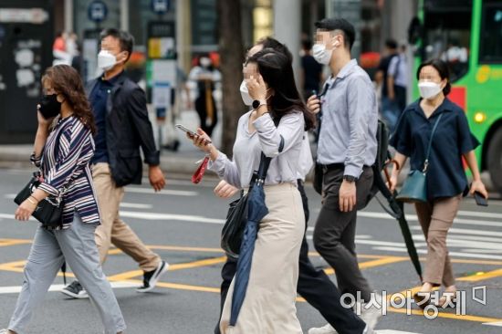 장마가 이어지고 있는 지난달 29일 서울 중구 시청역 인근에서 직장인들이 우산을 들고 출근길에 오르고 있다./강진형 기자aymsdream@