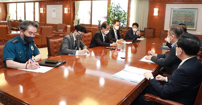 한덕수 국무총리가 18일 오전 서울 종로구 정부청사에서 대우조선해양 사내하청 노동조합 파업 사태를 논의하기 위한 긴급 관계장관 회의를 주재하고 있다. 행정안전부 제공