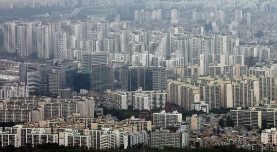 남한산성에서 바라본 서울 아파트 단지 모습. /뉴스1