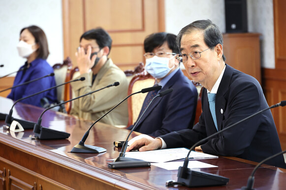 한덕수 국무총리가 19일 정부서울청사에서 열린 ‘국가 감염병 위기대응 자문위원회’ 간담회에서 발언하고 있다. 연합뉴스