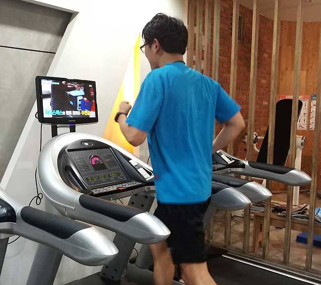 LTE 버전 스마트워치를 이용, 스마트폰 없이 운동을 하며 음악을 듣거나 전화를 받을 수 있다