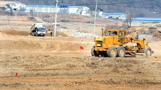 수질오염 총량관리제에 따라 할당된 오염물질 배출량보다 더 많이 배출한 지방자치단체는 도시개발이나 산업단지 개발을 추진할 수 없도록 환경부가 제재를 가하게 된다. 사진은 세종시 개발 당시의 모습. [중앙포토]