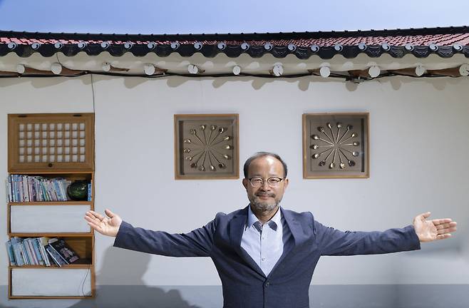 벽을 파내 책장을 만들고, 빈 벽엔 숟가락으로 만든 장식품을 걸었습니다. 이렇듯 빈 벽에도 변광섭씨가 품은 뜻이 배어 있습니다.