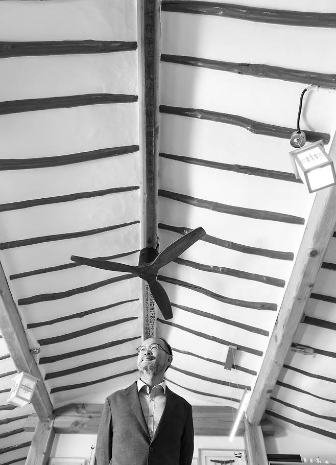 대들보에 아버지와 아들이 쓴 상량문이 보입니다. 이는 아버지가 지은 집을 고쳐 쓰겠다는 아들의 다짐이 비로소 이루어졌다는 의미입니다.