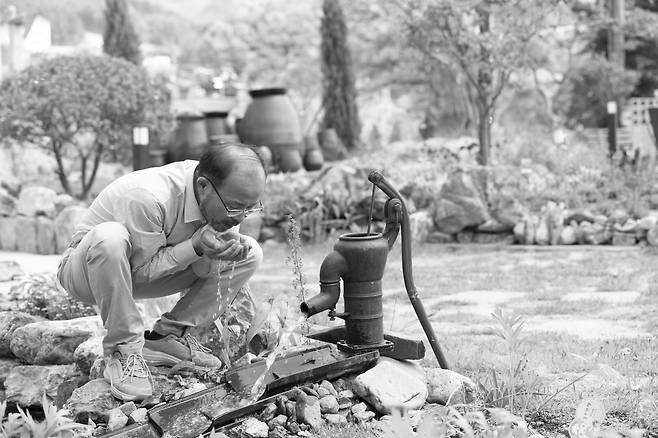 초정리 약수는 물 좋기로 널리 알려져 있습니다. 세종대왕이 다녀간 이유 또한 그 약수 때문이고요. 세종대왕이 머물었던 행궁과 이웃한 마당에서 나오는 물이니 이 물에 대한 변광섭씨의 자부심 또한 차고 넘칩니다.