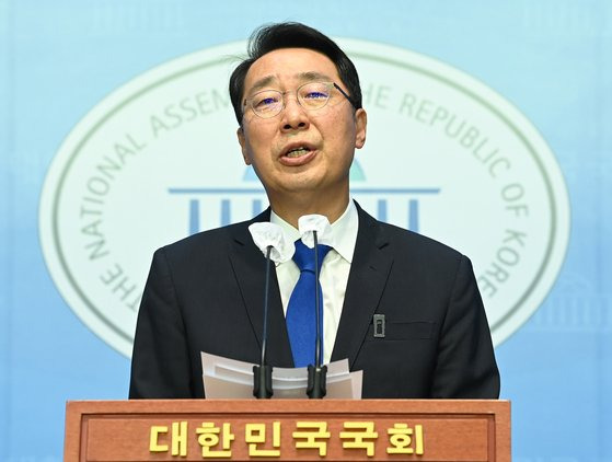 윤영찬 더불어민주당 의원이 12일 오전 서울 여의도 국회 소통관에서 최고위원 출마 선언 기자회견을 하고 있다. 김상선 기자