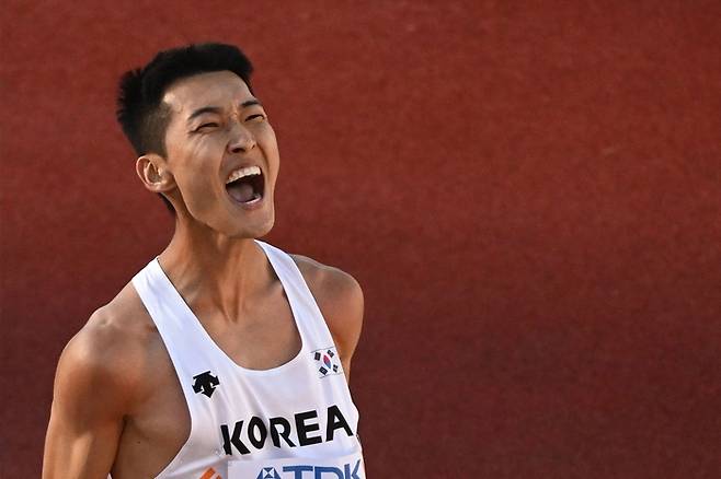 한국 높이뛰기 간판 우상혁이 19일 미국 오리건주 유진의 헤이워드필드에서 열린 2022 세계육상선수권대회 남자 높이뛰기 결선에서 바를 넘은 뒤 환호하고 있다. 유진 | AFP연합뉴스