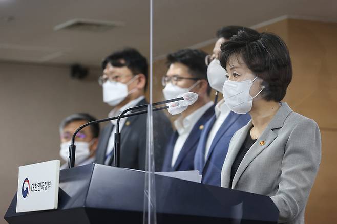 박순애 사회부총리 겸 교육부장관이 19일 서울 종로구 정부서울청사에서 반도체 관련 인재 양성방안을 관계부처와 합동 발표하고 있다. 연합뉴스