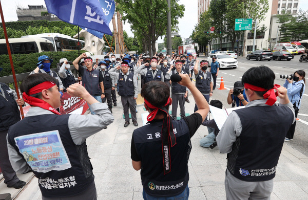 금속노조 현대삼호중공업지회 등 현대중공업그룹 조선 3사 노조원들이 지난 18일 서울 종로구 현대 본사 앞에서 열린 공동요구안 전달식·공동투쟁 결의대회에서 구호를 외치고 있다. 연합뉴스