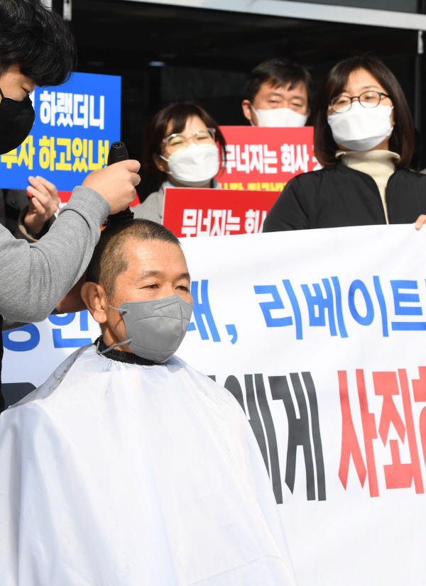 김진성 부산일보 노조위원장이 지난 2월 김진수 부산일보 사장의 퇴진을 촉구하면서 삭발하고 있다. 국제신문DB