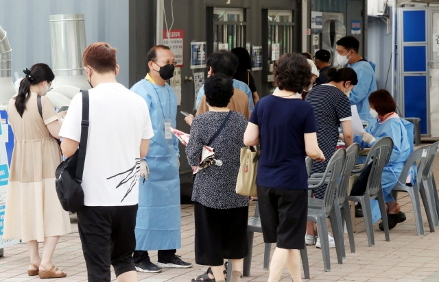 지난 15일 인천 미추홀구 주안역 앞 코로나19 선별진료소에서 시민들이 검사 순서를 기다리고 있다. 연합뉴스