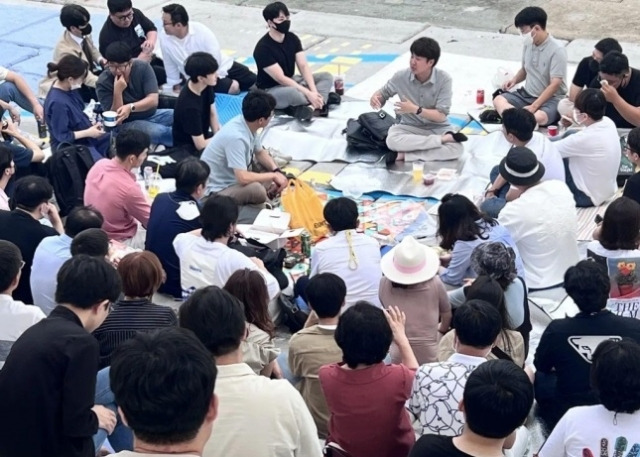 국민의힘 이준석 대표가 17일 부산 광안리 수변공원에서 당원들과 대화를 나누고 있다. 이준석 대표 페이스북 캡처.