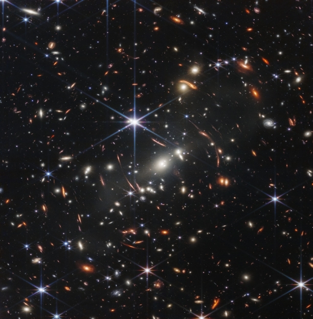 지구에서 46억광년(1광년은 빛이 1년 가는 거리로 약 9조4600억㎞) 떨어진 SMACS 0723 은하단의 모습. 이 영상 일부가 131억년 전 초기 우주에서 온 빛으로 밝혀졌다. NASA 홈페이지