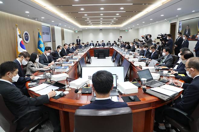 윤석열 대통령이 19일 오전 서울 용산 대통령실 청사에서 열린 국무회의에서 발언을 하고 있다. [연합]