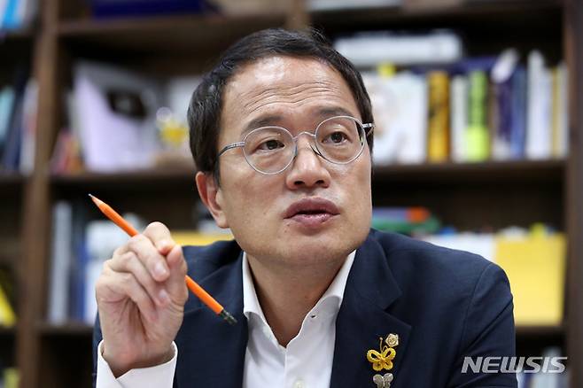 [서울=뉴시스] 김선웅 기자 = 더불어민주당 8.28 전당대회 당대표 출마를 선언한 박주민 의원이 18일 서울 여의도 국회 의원회관 내 의원실에서 뉴시스와 인터뷰를 하고 있다. 2022.07.19. mangusta@newsis.com