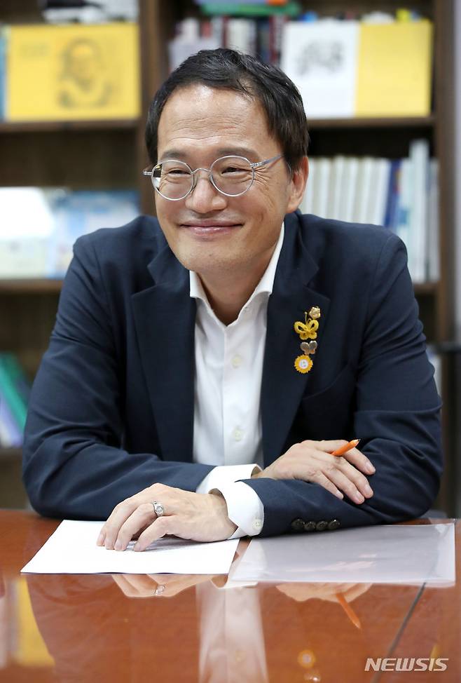 [서울=뉴시스] 김선웅 기자 = 더불어민주당 8.28 전당대회 당대표 출마를 선언한 박주민 의원이 18일 서울 여의도 국회 의원회관 내 의원실에서 뉴시스와 인터뷰를 하고 있다. 2022.07.19. mangusta@newsis.com