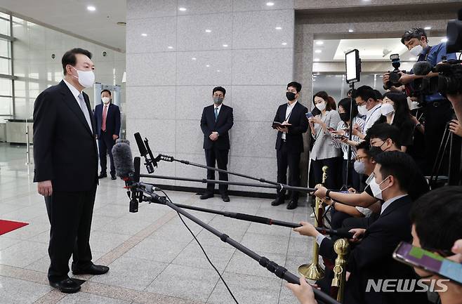 [서울=뉴시스] 홍효식 기자 = 윤석열 대통령이 19일 서울 용산 대통령실 청사로 출근하며 취재진 질문에 답변하고 있다. (대통령실통신사진기자단) 2022.07.19. yesphoto@newsis.com