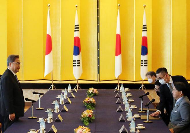 18일 오후 일본 도쿄도 미나토구 소재 외무성 이쿠라공관에서 박진(왼쪽) 한국 외교부 장관과 하야시 요시마사(오른쪽) 일본 외무상이 회담에 앞서 실무진의 착석을 기다리고 있다. 연합뉴스