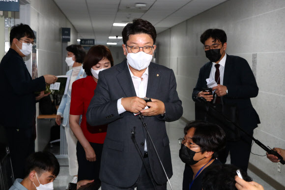 국민의힘 권성동 당대표 직무대행 겸 원내대표가 19일 국회 의원회관에서 양금희 의원실 주최로 열린 ‘에너지 안보와 탄소중립 수단으로서 원전의 역할’ 정책토론회에서 축사를 마친 뒤 토론회장을 나서고 있다. 2022.7.19 국회사진기자단