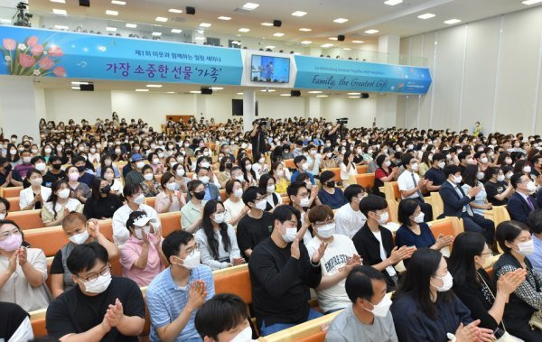 ‘이웃과 함께하는 힐링 세미나’에 참석한 시민들의 모습. 모든 순서에 박수와 큰 호응을 보냈다. 사진제공 ｜ 하나님의교회 세계복음선교협회