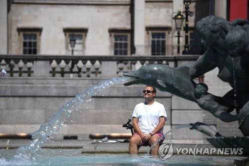 영국 런던 트래펄가 광장 분수에 발을 담그고 있는 남성 [EPA=연합뉴스. 재판매 및 DB 금지]