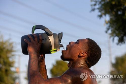 폭염에 물을 마시는 텍사스 댈러스 주민 [로이터 연합뉴스 자료사진. 재판매 및 DB 금지]