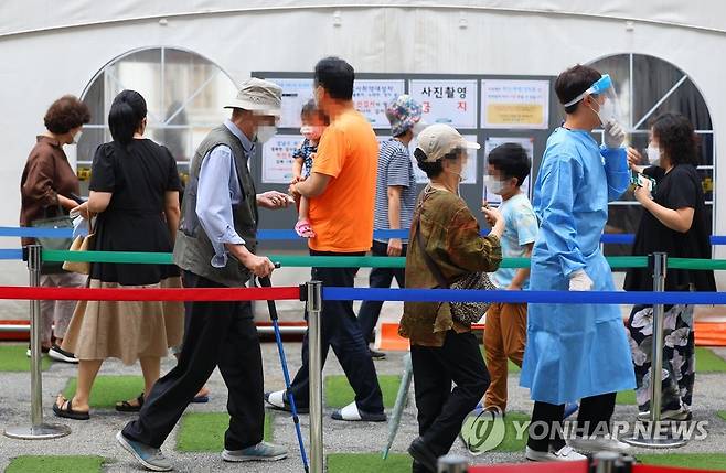 코로나19 재확산세, 검사 순서 기다리는 시민들 [연합뉴스 자료사진]