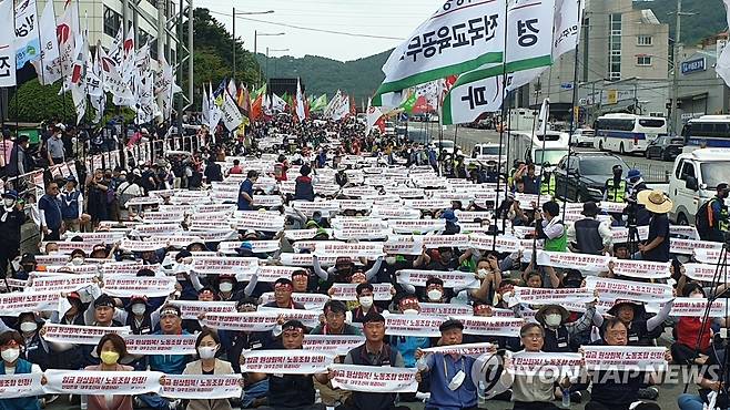 대우조선 하청 노조 파업 지지 결의대회 (거제=연합뉴스) 전국민주노동조합총연맹(민주노총)이 8일 경남 거제 대우조선 남문 앞 도로에서 조선소 하청노동자 투쟁 승리 결의대회를 열고 있다. 2022.7.8 [금속노조 경남지부 제공. 재판매 및 DB 금지] contactje@yna.co.kr