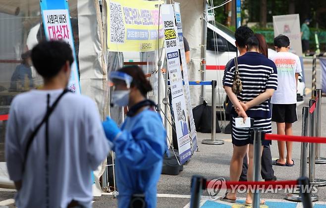 (서울=연합뉴스) 김도훈 기자 = 월요일 기준 코로나19 신규확진자 수가 12주 만에 최다를 기록한 18일 오전 서울 양천구보건소에 마련된 선별진료소에서 시민들이 검사 순서를 기다리고 있다. 2022.7.18 superdoo82@yna.co.kr