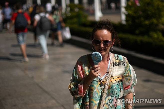 휴대용 선풍기라도… [AFP 연합뉴스 자료사진.재판매 및 DB 금지]