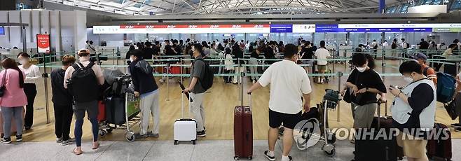 붐비는 인천공항 1터미널 출국장 [연합뉴스 자료사진]