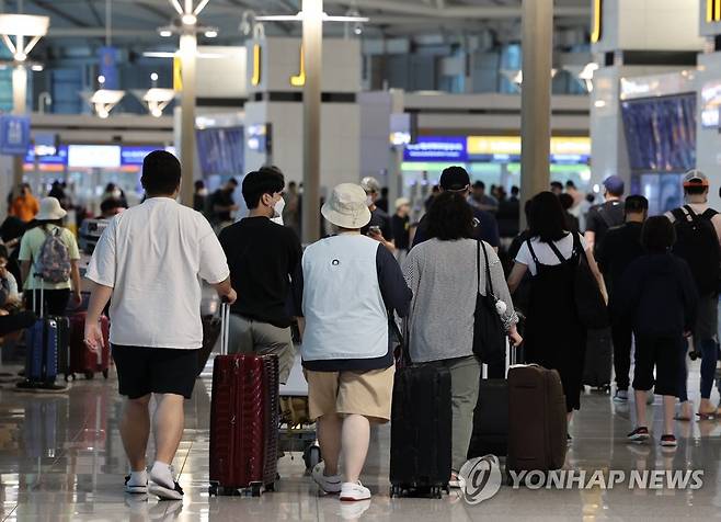 붐비는 인천공항 1터미널 출국장 [연합뉴스 자료사진]