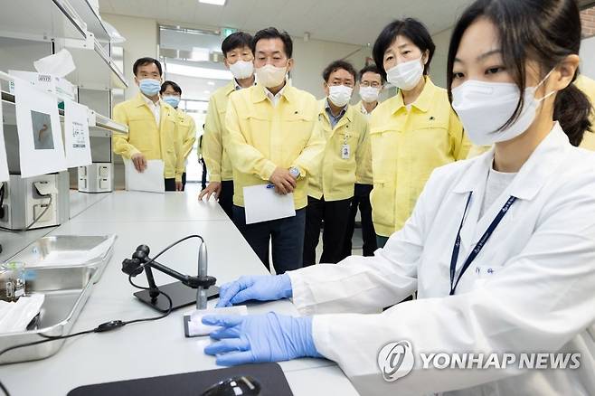 광교정수장 위생관리 실태점검 하는 한화진 장관 (서울=연합뉴스) 한화진 환경부 장관이 15일 오전 수돗물에서 깔따구 유충이 발견된 수원시 광교정수장을 방문해 정수장 위생관리 실태를 점검하고 있다. 2022.7.15 [환경부 제공. 재판매 및 DB 금지] photo@yna.co.kr