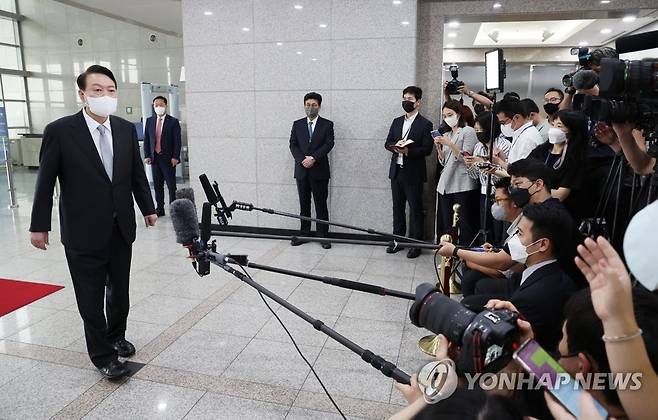 질문에 답하는 윤석열 대통령 (서울=연합뉴스) 안정원 기자 = 윤석열 대통령이 19일 오전 서울 용산 대통령실 청사로 출근, 기자들의 질문에 답하고 있다. 2022.7.19 jeong@yna.co.kr