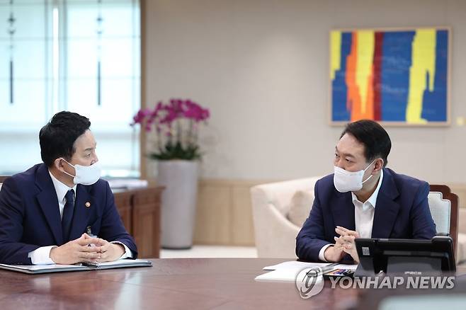 국토교통부 업무보고 받는 윤석열 대통령 (서울=연합뉴스) 서명곤 기자 = 윤석열 대통령이 지난 18일 오후 서울 용산 대통령실청사에서 원희룡 국토교통부 장관으로부터 부처 업무보고를 받고 있다. 2022.7.18 [대통령실 제공, 재판매 및 DB 금지] seephoto@yna.co.kr