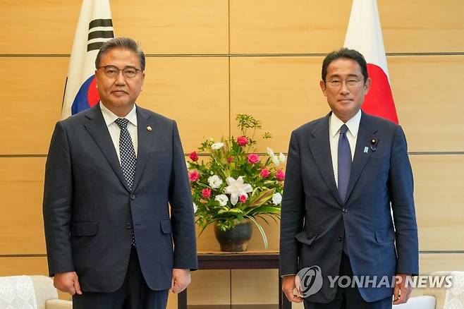 박진 외교장관, 기시다 일본 총리 예방 (도쿄=연합뉴스) 김호준 특파원 = 일본을 방문 중인 박진 외교부 장관은 18일 오후 도쿄 총리관저에서 기시다 후미오 일본 총리를 예방했다. 박 장관과 기시다 총리가 기념 촬영에 응하는 모습. 2022.07.19 [외교부 제공] hojun@yna.co.kr