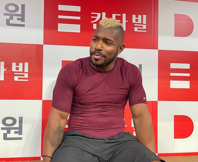 취재진과 인터뷰 도중 통역을 바라보는 야시엘 푸이그 [이대호 촬영]