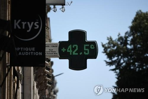 42.5℃까지 치솟은 프랑스 남부지역 기온  [AFP 연합뉴스 자료사진. 재판매 및 DB 금지]