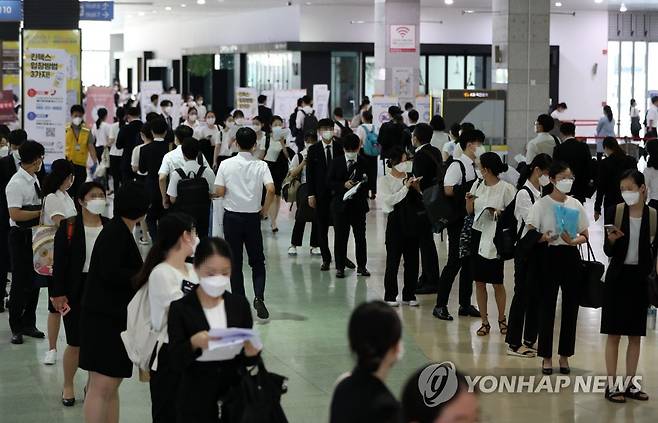 공무원이 되는 길 (고양=연합뉴스) 양지웅 기자 = 2021년도 국가공무원 9급 공개경쟁채용 응시생들이 5일 경기 고양시 킨텍스 제2전시장에서 열린 면접시험을 위해 길게 줄지어 서 있다. 2021.8.5 yangdoo@yna.co.kr